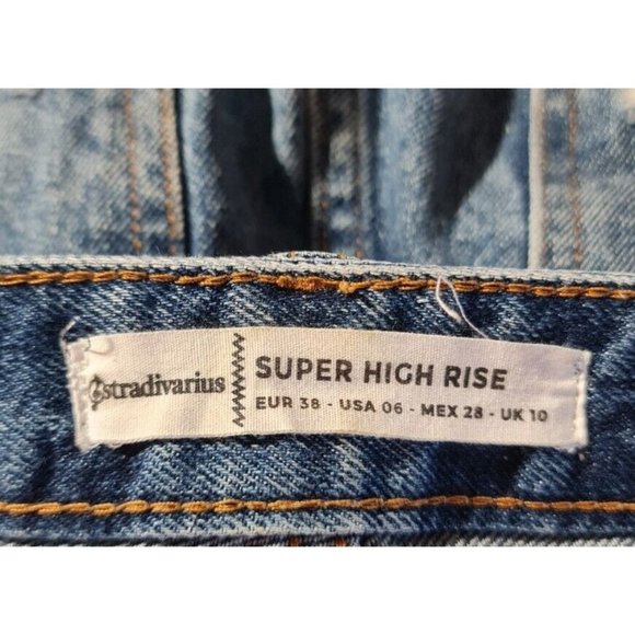 Stradivarious Womens Super High Rise Short Jeans Size 6 Medium Wash Denim 222P - Picture 3 of 5